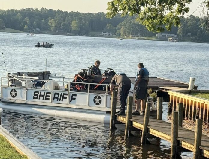 divers search lake Sinclair for drowning victim
