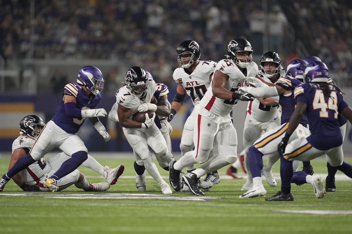 【レア　未開封】NFLマクファーレン　2pack　★ハッセルベックvsポラマル★ Falcons trample J.J. McCarthy and the Vikings 22-6 - Now Habersham